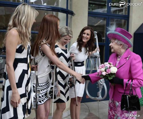 Elizabeth II d'Angleterre visite l'institution Coram et rencontre Escala 