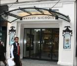 Lindsay Lohan faisant du shopping chez Harvey Nichols