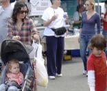 Sara Gilbert et ses deux enfants, Sawyer et Levi Hank, au marché fermier de Los Angeles
