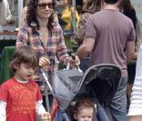 Sara Gilbert et ses deux enfants, Sawyer et Levi Hank, au marché fermier de Los Angeles