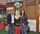 Antoine Dulery et son épouse fêtent les 20 ans du Parc Astérix
