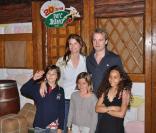 Jocelyn Quivrin et Alice Taglioni, avec des enfants, fêtent les 20 ans du Parc Astérix... Euh, ce ne sont pas les leurs ! Ils ont un bébé, resté à la maison !  
