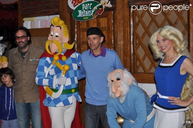 Anthony Delon et sa fille, et Paul Belmondo, fêtent les 20 ans du Parc Astérix