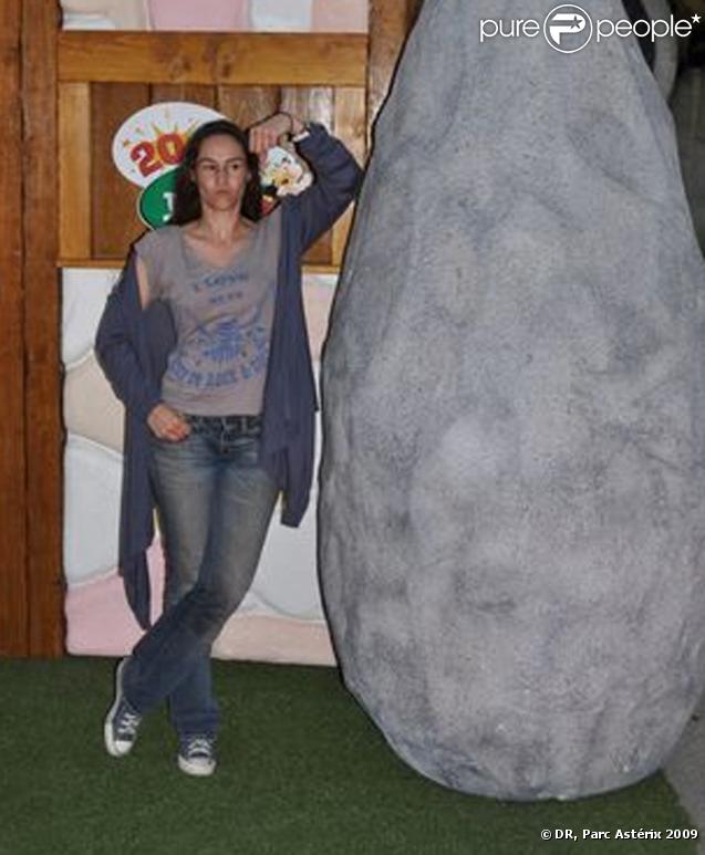 Vanessa Demouy joue les gros bras au Parc Astérix
