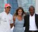 Quand Lewis Hamilton donne des leçons de conduite dans la grisaille anglaise... Sa Nicole Scherzinger court en bikini à Hawaï !