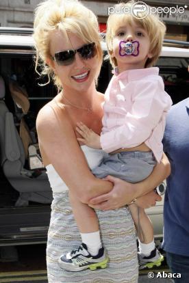Britney Spears et son fils Jayden James vont dans un magasin de jouets, à Londres le 15 juin 2009