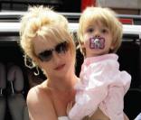 Britney Spears et son fils Jayden James vont dans un magasin de jouets, à Londres le 15 juin 2009