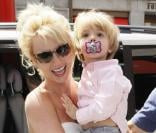 Britney Spears et son fils Jayden James vont dans un magasin de jouets, à Londres le 15 juin 2009