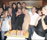 Toute la famille Hallyday, et ses intimes ainsi qu' Alain Delon et Rachida dati la photo du gâteau des 66 ans, exclusive, rien que pour vous !