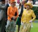 Quand Elizabeth II et la princesse Anne s'habillent avec... de vieux rideaux colorés ! Ça pique les yeux !