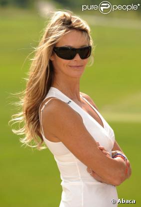Elle Macpherson incite les gens à faire du vélo
