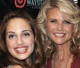 Christie Brinkley et sa fille Alexa Ray Joel, lors du 6e Gala Annuel de la Fondation Wayuu Taya, à la Stephen Weiss Gallery de New York, le 17 juin 2009 !