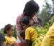 Michelle Obama et des élèves de l'école Bancroft lors de la récolte des légumes du potager de la Maison blanche le 16 juin 2009