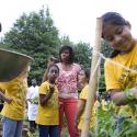 Michelle Obama joue les jardinières à la Maison Blanche... pour nourrir des enfants ! Regardez !