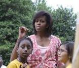 Michelle Obama et des élèves de l'école Bancroft lors de la récolte des légumes du potager de la Maison blanche le 16 juin 2009 