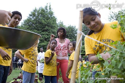 Michelle Obama et des élèves de l'école Bancroft lors de la récolte des légumes du potager de la Maison blanche le 16 juin 2009 