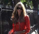 Elle Macpherson dépose son fils à l'école à Londres au volant de son Aston Martin vintage