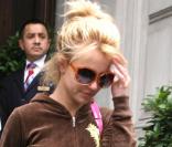 BritBrit à la sortie de son hôtel londonien. 17/06/09