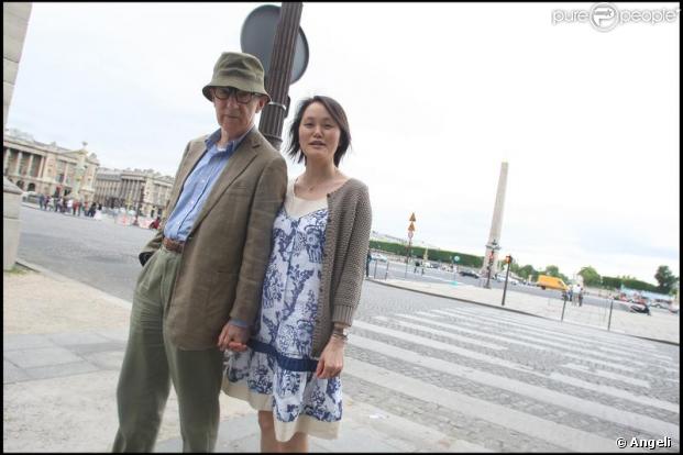 Woody Allen et sa femme Soon-Yi dans les rues de Paris le 18 juin 2009