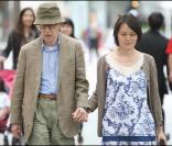 Woody Allen et sa femme Soon-Yi dans les rues de Paris le 18 juin 2009