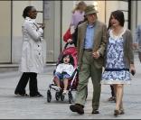 Woody Allen et sa femme Soon-Yi dans les rues de Paris le 18 juin 2009