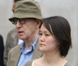 Woody Allen et sa femme Soon-Yi dans les rues de Paris le 18 juin 2009