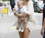 Le top model brésilien Alessandra Ambrosio et sa fille Anja Louise, lors d'une promenade à Greenwich Village, à New York, en juin 2009 !