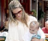 Le top model brésilien Alessandra Ambrosio et sa fille Anja Louise, lors d'une promenade à Greenwich Village, à New York, en juin 2009 !