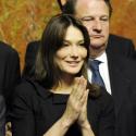 Quand Carla Bruni, très chic et attentive... soutient son "chouchou" pour son discours à Versailles !