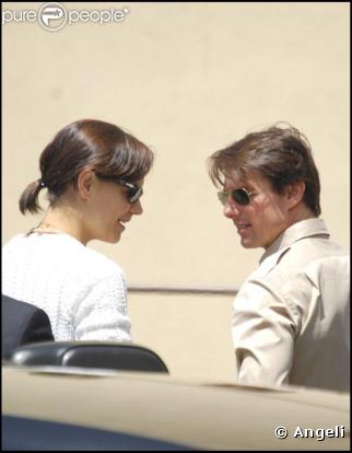 Katie Holmes et Tom Cruise lors de l'inaugration de l'étoile de Cameron Diaz sur le Walk of Fame à Hollywood le 22 juin 2009 : le couple très amoureux n'a pas manqué l'occasion de féliciter Cameron