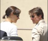 Katie Holmes et Tom Cruise lors de l'inaugration de l'étoile de Cameron Diaz sur le Walk of Fame à Hollywood le 22 juin 2009 : le couple très amoureux n'a pas manqué l'occasion de féliciter Cameron 