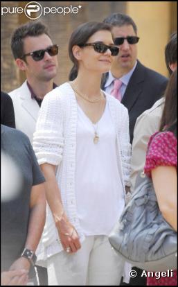 Katie Holmes et Tom Cruise lors de l'inaugration de l'étoile de Cameron Diaz sur le Walk of Fame à Hollywood le 22 juin 2009 : Katie Holmes a bien fait de mettre des talons pour mieux voir au-dessus de la foule !