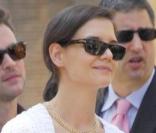 Katie Holmes et Tom Cruise lors de l'inaugration de l'étoile de Cameron Diaz sur le Walk of Fame à Hollywood le 22 juin 2009 : Katie Holmes a bien fait de mettre des talons pour mieux voir au-dessus de la foule ! 