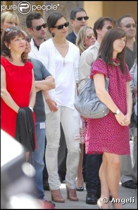Katie Holmes et Tom Cruise lors de l'inaugration de l'étoile de Cameron Diaz sur le Walk of Fame à Hollywood le 22 juin 2009 : un duo très attentif...