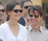 Katie Holmes et Tom Cruise lors de l'inaugration de l'étoile de Cameron Diaz sur le Walk of Fame à Hollywood le 22 juin 2009 : les amoureux sont assortis, pantalon beige pour l'une, chemise beige pour l'autre 