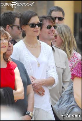 Katie Holmes et Tom Cruise lors de l'inaugration de l'étoile de Cameron Diaz sur le Walk of Fame à Hollywood le 22 juin 2009 : bien qu'ils soient captivés, Tom ne s'empêche pas d'enlacer sa belle