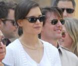 Katie Holmes et Tom Cruise lors de l\'inaugration de l\'étoile de Cameron Diaz sur le Walk of Fame à Hollywood le 22 juin 2009 : bien qu\'ils soient captivés, Tom ne s\'empêche pas d\'enlacer sa belle<br />