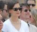 Katie Holmes et Tom Cruise lors de l'inaugration de l'étoile de Cameron Diaz sur le Walk of Fame à Hollywood le 22 juin 2009 : bien qu'ils soient captivés, Tom ne s'empêche pas d'enlacer sa belle 