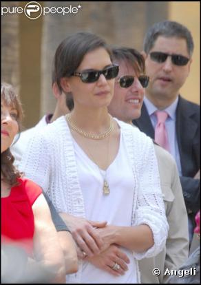 Katie Holmes et Tom Cruise lors de l'inaugration de l'étoile de Cameron Diaz sur le Walk of Fame à Hollywood le 22 juin 2009 : des mains complices et amoureuses