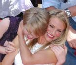 Sofia Vassilieva et Cameron Diaz lors de l'inaugration de l'étoile de Cameron Diaz sur le Walk of Fame à Hollywood le 22 juin 2009 : un élan de complicité entre les deux actrices de Ma vie pour la tienne 