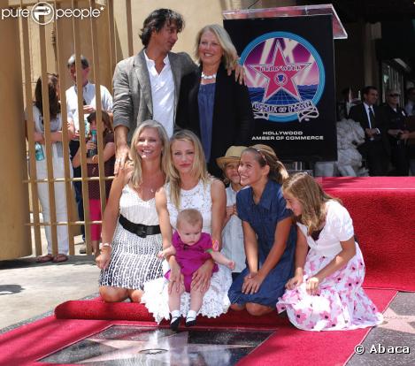 Cameron Diaz et sa famille lors de l'inaugration de son étoile sur le Walk of Fame à Hollywood le 22 juin 2009