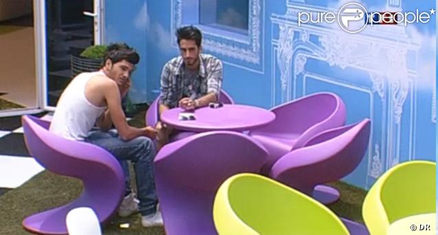 Léo tente d'influencer Bruno pour les nominations. Il veut qu'il vote contre Daniela