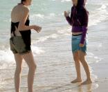 Avril Lavigne et la petite-amie de son frère Matt, au bord de la plage