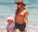 La belle Denise Richards, en vacances à Hawaii avec ses deux adorables fillettes, le 24 juin 2009 !