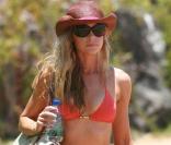 La belle Denise Richards, en vacances à Hawaii avec ses deux adorables fillettes, le 24 juin 2009 !