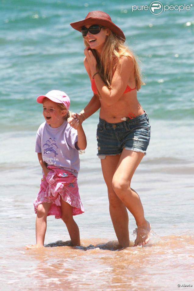 La belle Denise Richards, en vacances à Hawaii avec ses deux adorables fillettes, le 24 juin 2009 !