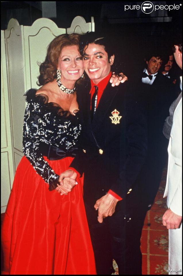 Olha a carinha do Mike ! 238150-michael-jackson-et-sophia-loren-en-1987-637x0-3