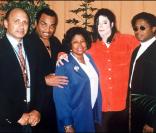 Michael Jackson aux côtés de ses parents, Joseph et Katherine Jackson 