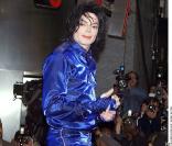 Michael Jackson dédicace son album Invicible, à New York, en 2001. 