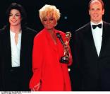 Michael Jackson aux côtés de Diana Ross et Albert de Monaco, aux World Music Awards à Monaco, en 1996. 